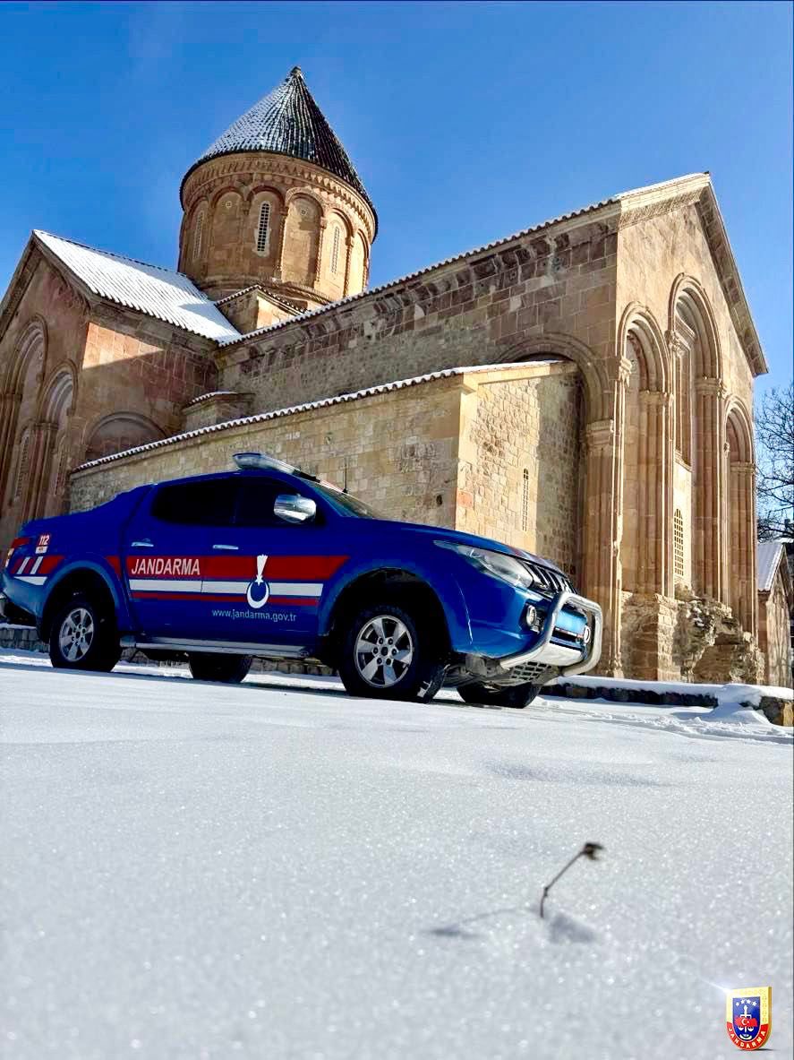 Jandarma devriyemizin görev başında olduğu tarihi yapının ismi nedir ve bu yapı sizce nerededir?🤔💬

A- Aya Elenia Kilisesi-Konya
B- Akdağmadeni Kilisesi-Yozgat
C- İşhan Kilisesi-Artvin