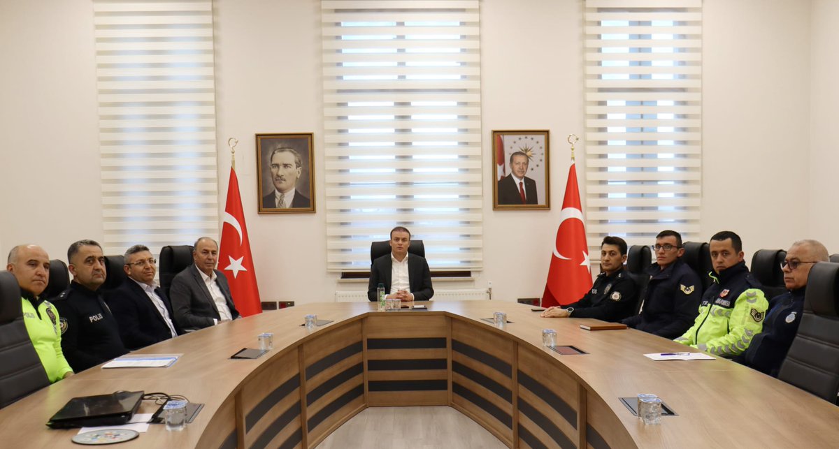İlçe Trafik Komisyon Toplantısı, Kaymakamımız Sn. Meriç DİNÇER Başkanlığı'nda Kaymakamlık Toplantı Salonu'nda gerçekleştirildi.

Toplantıda, ilçemizde trafik güvenliğinin artırılması, mevcut trafik düzenlemeleri ve alınması planlanan tedbirler ele alındı.