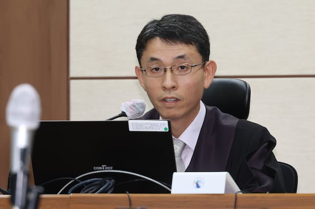 왜? 재판에서 배심원 제도가 필요한지! 똑똑히 각인 시켜준 ‘졸판’ 우인성

한국의 썩어빠진 엘리트 판사들을 해방시키는 단! 한가지 방법

배심원이 유무죄를 판단하고 판사는 양형 조건만 따지도록 철저하게 사법개혁을 해야!