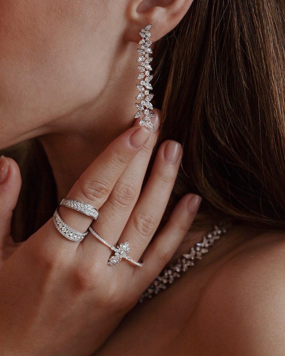 As the year turns, may every moment sparkle with love and intention. Happy New Year from the world of Roberto Bravo. ✨

Yeni yıl dönerken, her anınız sevgi ve niyetle ışıldasın. Roberto Bravo dünyasından mutlu yıllar! ✨

#RobertoBravo
#DiamondLoveCollection