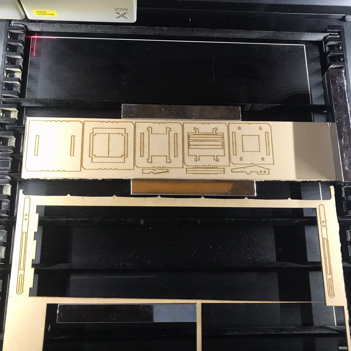 kujiracraft's tweet photo. 少し時間が空いちゃったけど、木製スタンドをテストカットしたの。紙じゃなく2.5mmのMDFボード。 https://t.co/EA9fVZBlNo