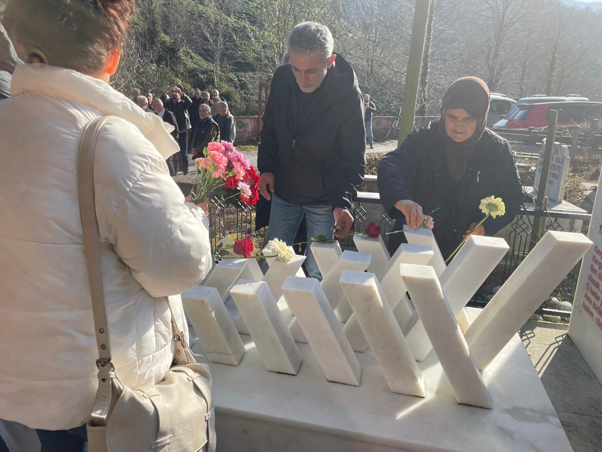 İhsan Hacımuratoğlu'nu mezarı başında andık ⭐️

İhsan'ın yarım kalan türkülerini söylemeye, umutlarını ve hayallerini  yaşatmaya devam  edeceğiz.