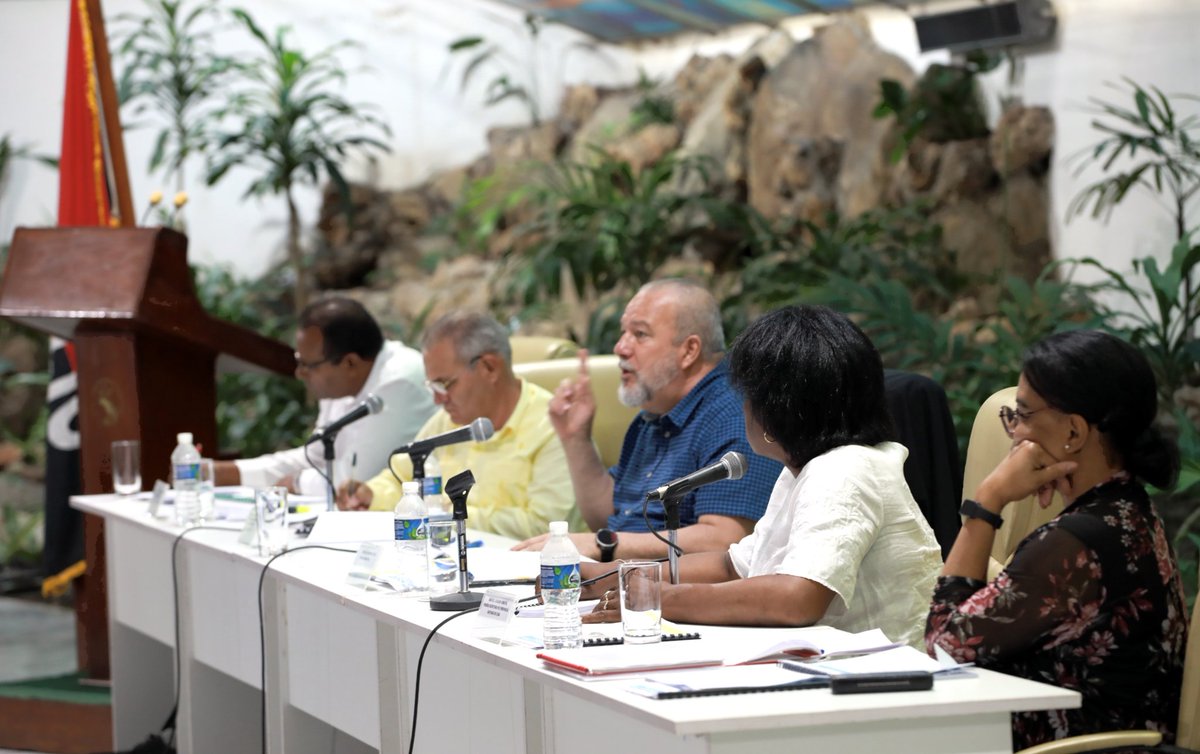 En el Consejo Provincial de Santiago de Cuba reflexionamos sobre cuánto podemos hacer, aun en condiciones muy difíciles.
Los cubanos siempre nos crecemos y eso implica, como dijo #Fidel, "emanciparnos por nosotros mismos y con nuestros propios esfuerzos".
#ProgramaDeGobierno