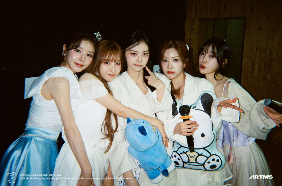 ARTMS 2026 SEASON'S GREETINGS FANSIGN EVENT BEHIND ! 📸

artms.mod-haus.shop/contents/697b2…

#ARTMS #아르테미스 #OURII