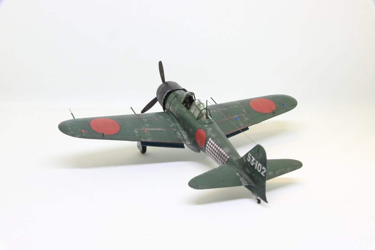 sunshine_gvf's tweet photo. ファインモールド1/72零戦五二型（三菱製・初期型）完成しました
飛行機プラモ全塗装は2機目です
ハゲチョロ塗装に挑戦してみましたが、どうにも不自然になってしまいました･･･
デカールもシルバリングしてるし･･･
課題も多いですが楽しんで作れたので良しとしますw https://t.co/BJ4L1AoWBB