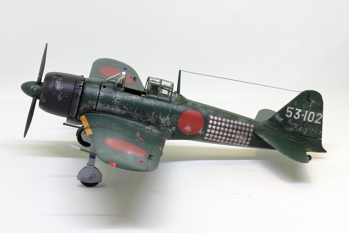 sunshine_gvf's tweet photo. ファインモールド1/72零戦五二型（三菱製・初期型）完成しました
飛行機プラモ全塗装は2機目です
ハゲチョロ塗装に挑戦してみましたが、どうにも不自然になってしまいました･･･
デカールもシルバリングしてるし･･･
課題も多いですが楽しんで作れたので良しとしますw https://t.co/BJ4L1AoWBB