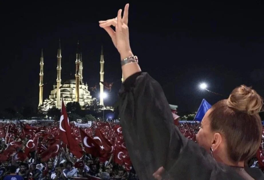 KoruturkBey's tweet photo. Sanatçı Azerin'in yaptığı "Bozkurt" yılın fotoğrafı seçildi. https://t.co/RbkJfJhWfG