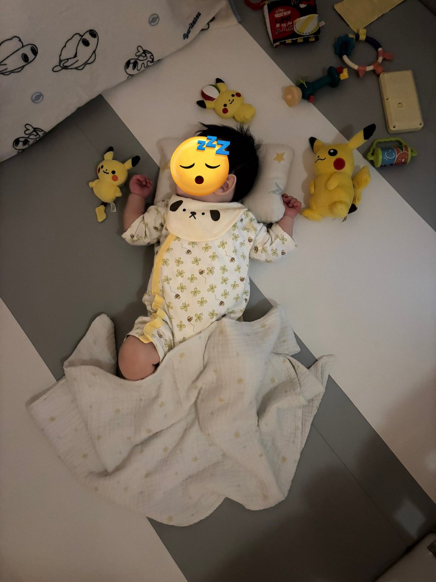 一昨日いきなり胃腸炎になった息子。嫁の実家に帰省予定の前日でした。緊急病院かかってなんとかなりました。。もちろん帰省はキャンセル。
ずっと高熱が続いてたけど今日はもうすっかり元気になっておもちゃで遊んで暴れまくり。よかった、、、ほんとによかった！君は強い子だ！