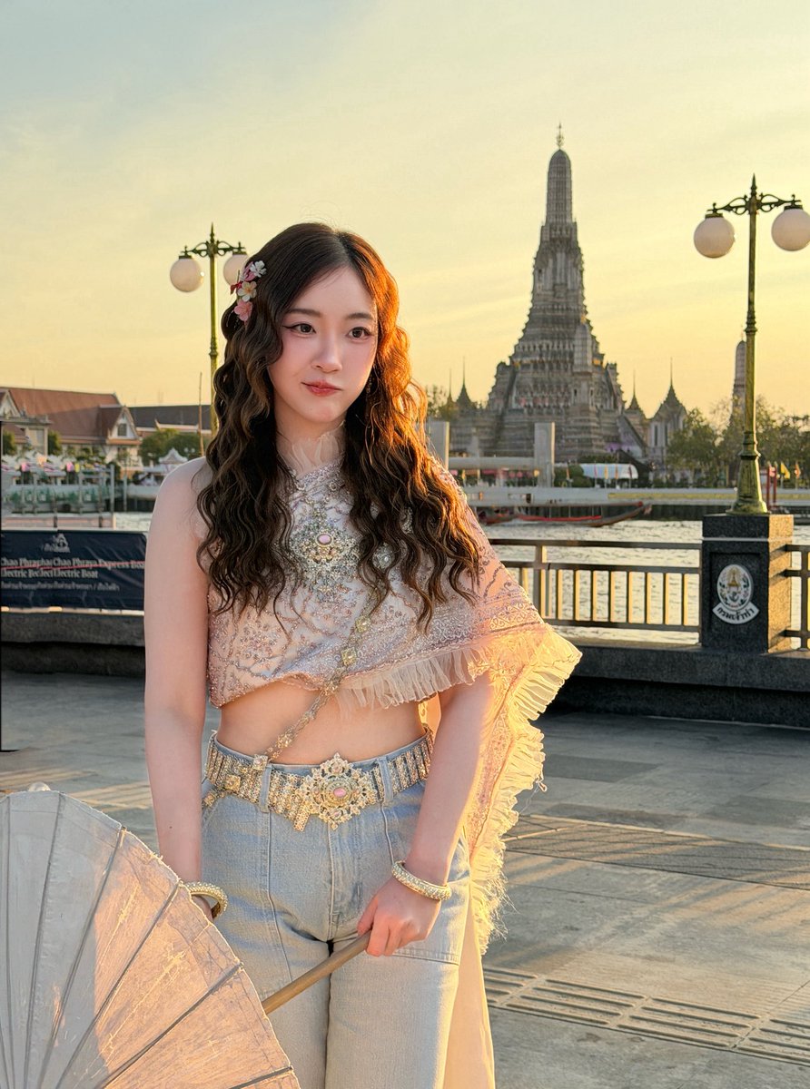 PuimekSter's tweet image. เช่าชุดไทยท่อนบนในงบ400กว่าบาท แมทช์กับกางเกงตัวเอง ชอบเทรนด์นี้อ่ะ ทำให้ชุดไทยดูร่วมสมัยมากขึ้น เก๋มาก 💙💐