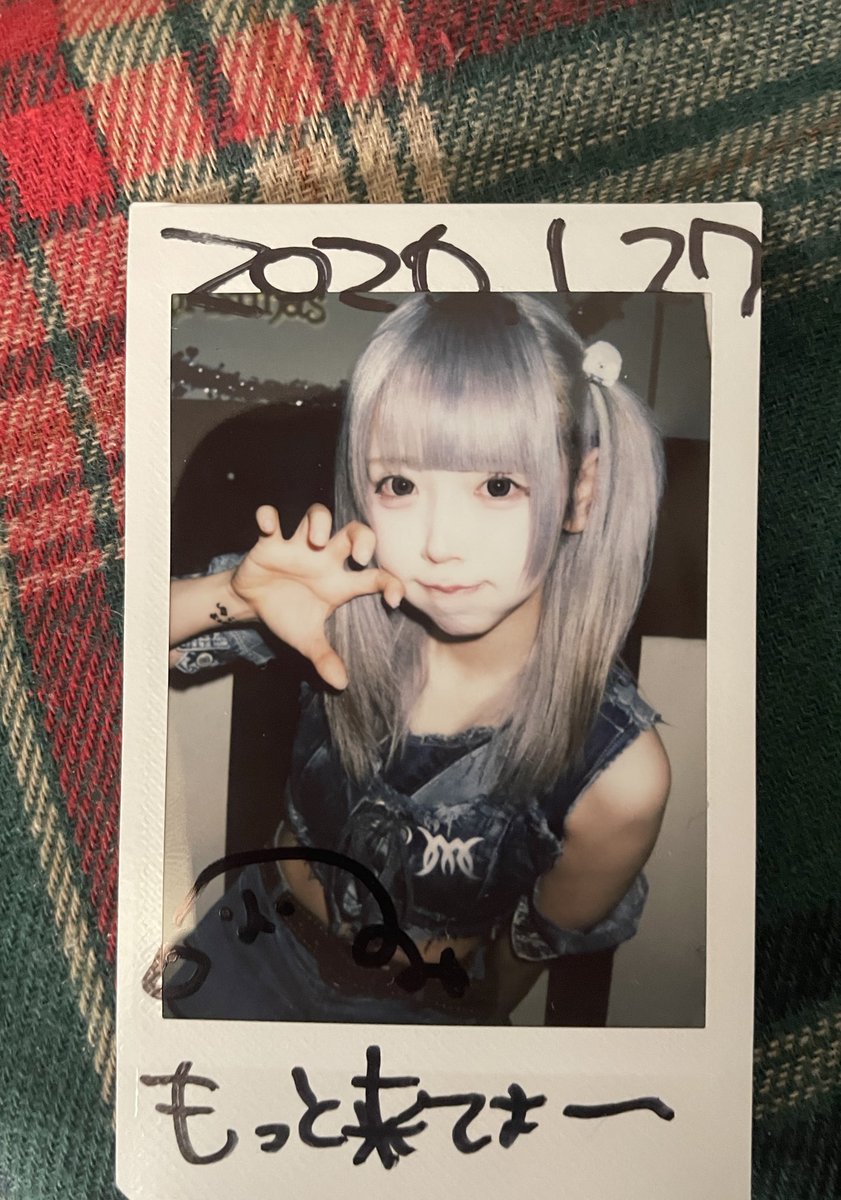 うみちゃんにもあけおめ
リストバンド事件を知られてて、監視されててびっくり笑
全然こっち動かしてなかったのに、見てくれてるの嬉しくなった(ﾁｮﾛｲ)

カマの振り覚えられず、ライブ中恥ずかしさが勝つww