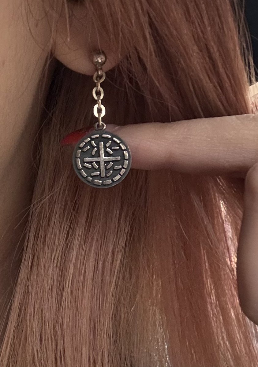 これ昔ファンの方がプレゼントしてくださったモスラの紋章のピアスなん