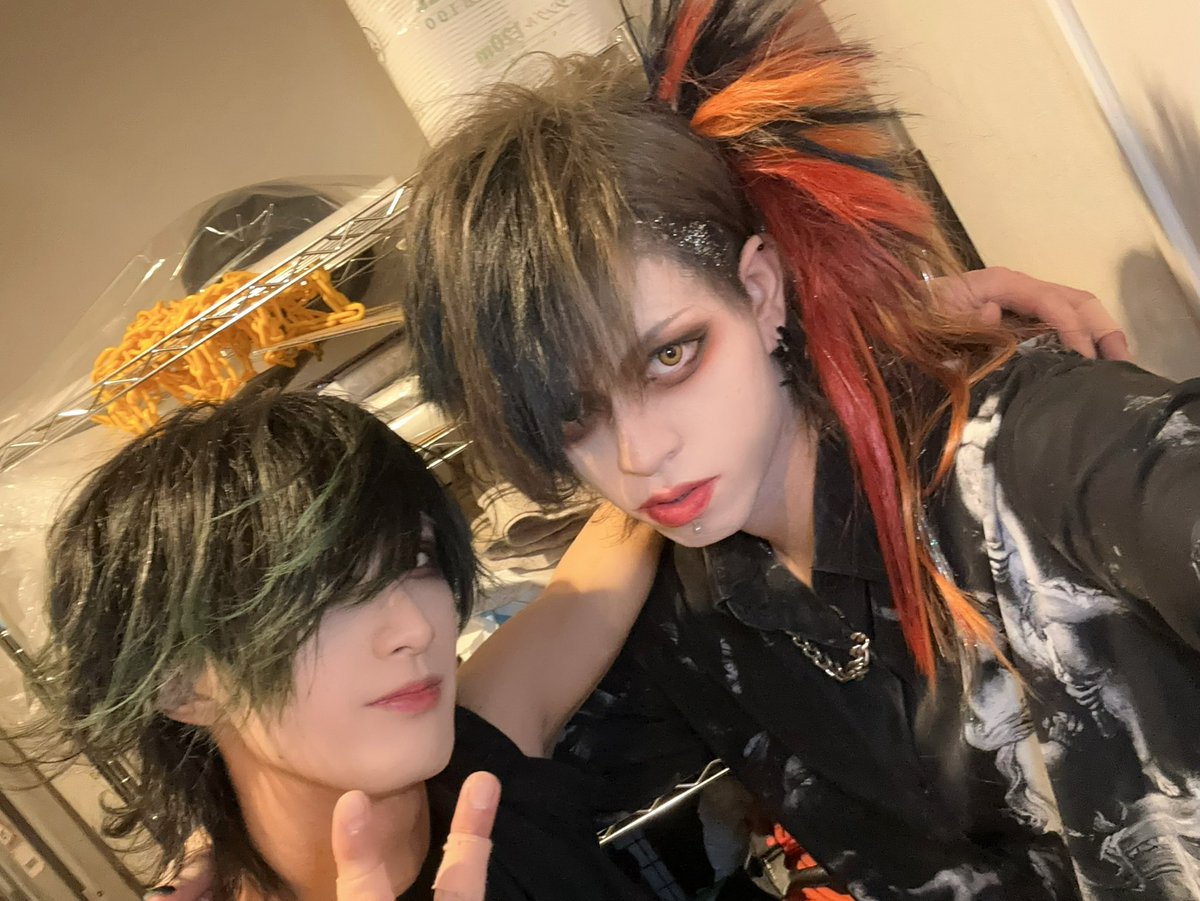re_kei_lna's tweet photo. ケイリベメンバー
8.9年振りに一緒にライブした元メンバーTeruya、
初めましてでギュワンギュワンのギターかましてくれた祟さん、
ヴィジュアル系スーパールーキー那紀くん、
そしてやっと約束を果たした湊
またこの��ンバーでやろうな！ https://t.co/HoPHWfppm4