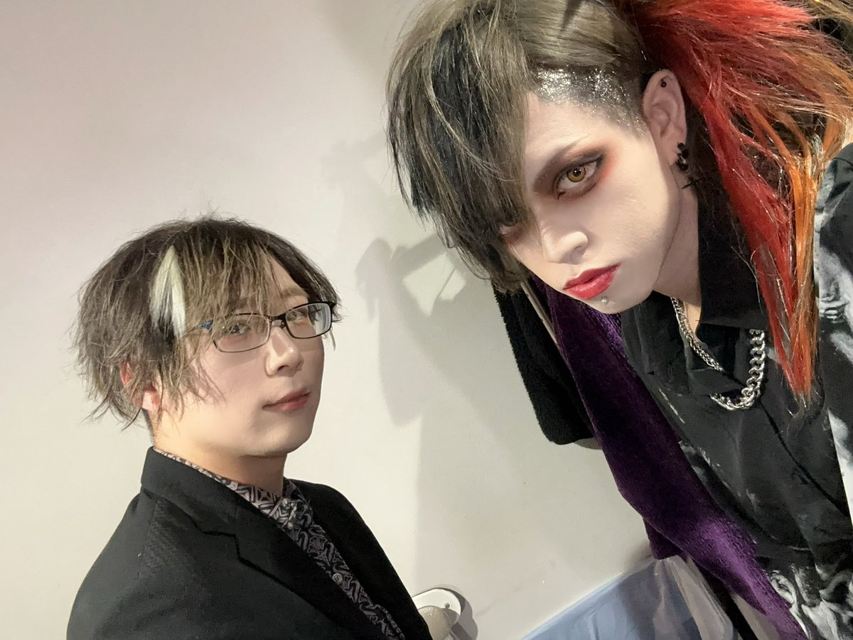 re_kei_lna's tweet photo. ケイリベメンバー
8.9年振りに一緒にライブした元メンバーTeruya、
初めましてでギュワンギュワンのギターかましてくれた祟さん、
ヴィジュアル系スーパールーキー那紀くん、
そしてやっと約束を果たした湊
またこの��ンバーでやろうな！ https://t.co/HoPHWfppm4