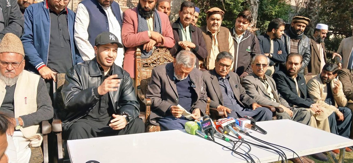 آج میں باقائدہ طور پر پارلیمانی سیاست کو چھوڑنے کا اعلان کرتا ہوں، اِسی کے ساتھ پشاور بھی چھوڑنے کا اعلان کرتا ہوں۔
لیکن یہ بات واضح رہے کہ <a href="/ANPMarkaz/">Awami National Party</a> ناں چھوڑی ہے، ناں چھوڑ رہا ہوں، نہ چھوڑوں گا۔
باچا خان بابا، ولی خان بابا کا سپاہی ہوں, پارٹی کو جب بھی ضرورت ہوئ حاضر رہوں گا۔
