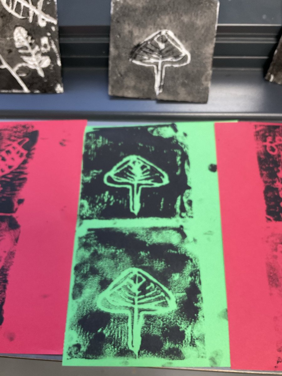 Little palaeontologists at work! <a href="/OliveTreeBolton/">Olive Tree Primary</a> pupils created fossil stencils and made their own prehistoric prints while learning how fossils form. Hands-on history! 🪨🎨