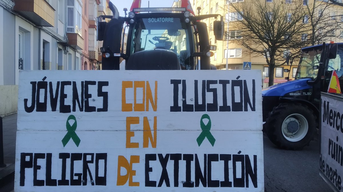 reguelle's tweet photo. Frente al @parlacan 🚜🚜🚜
De nuevo en Santander, manifestandonos por el futuro del campo y la ganadería 🐂🐎🌿
#tractorada #mercosurNo
#orgullorural #Cantabria https://t.co/wTtib9jADi