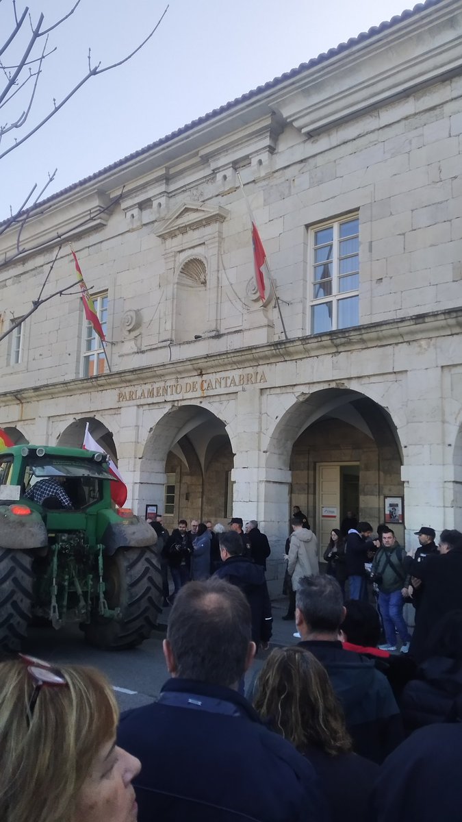 reguelle's tweet photo. Frente al @parlacan 🚜🚜🚜
De nuevo en Santander, manifestandonos por el futuro del campo y la ganadería 🐂🐎🌿
#tractorada #mercosurNo
#orgullorural #Cantabria https://t.co/wTtib9jADi