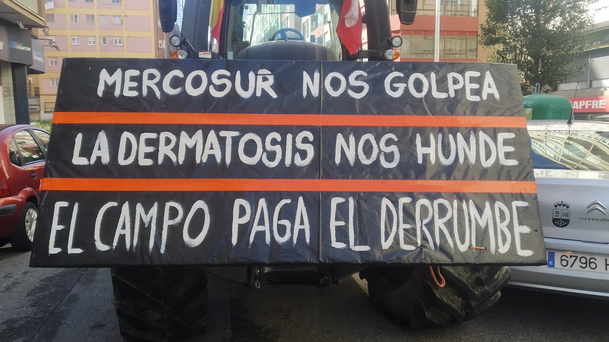 reguelle's tweet photo. Frente al @parlacan 🚜🚜🚜
De nuevo en Santander, manifestandonos por el futuro del campo y la ganadería 🐂🐎🌿
#tractorada #mercosurNo
#orgullorural #Cantabria https://t.co/wTtib9jADi