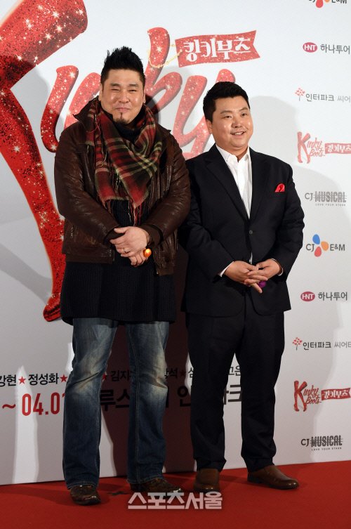 호0솁 뮤지컬 첨가니까 어케 입어야할지 몰라서 례이먼킴한테 물었다가 
정장입고+킹키부츠 컨셉 맞춰 빨간 스카프까지 꽂고 갔대 ㅜㅜㅋㅋㅋㅋㅋ
정작 례이먼킴은 걍 사복입고 옴 ㅋㅋㅋㅋ 
ㄱㅇㅇ