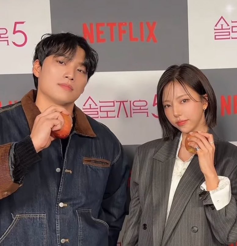 sinkinggshipp's tweet image. on my knees #singlesinferno5