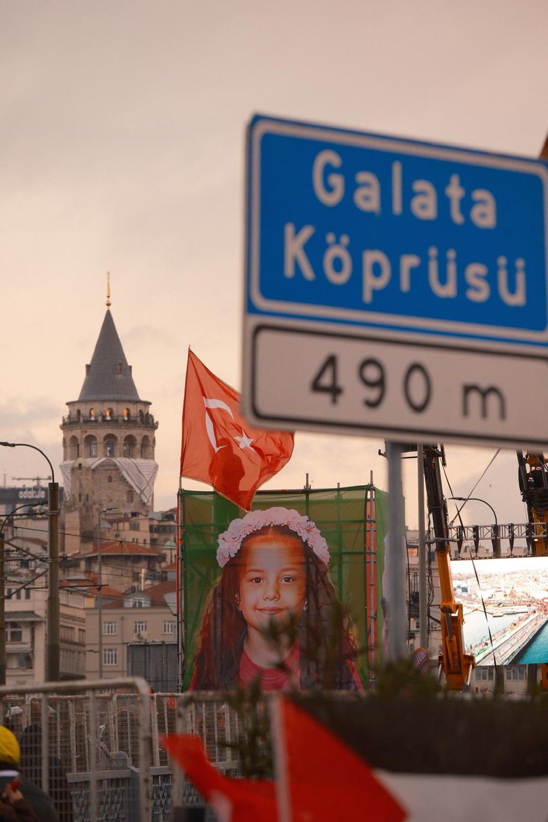 ibrahim_besinci's tweet photo. “Sesimi duyuyor musunuz? Çok korkuyorum…”

Altı yaşındaki Hind Receb’in dünyaya bıraktığı son emanet buydu.
Bugün şehadetinin yıl dönümünde, Hind’in beklediği adalet hâlâ insanlığın kapısında…

Rabbim Hind’e ve tüm şehitlerimize rahmet eylesin.
Yarım kalan gülüşlerin hesabının sorulduğu Özgür Filistin sabahlarına uyanmak duasıyla…