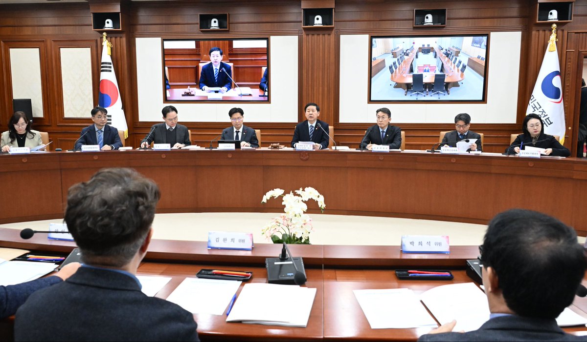 오늘 공공기관운영위원회에서 342개 기관을 공공기관으로 지정했습니다. 금감원은 현행 관리감독체계와의 중첩과 자율성•전문성 훼손 우려를 감안해서 공공기관 지정을 조건부로 유보하되 공공성과 투명성 제고방안을 마련하기로 했습니다. 국민 눈높이에 맞는 공공기관 운영에 최선을 다하겠습니다.