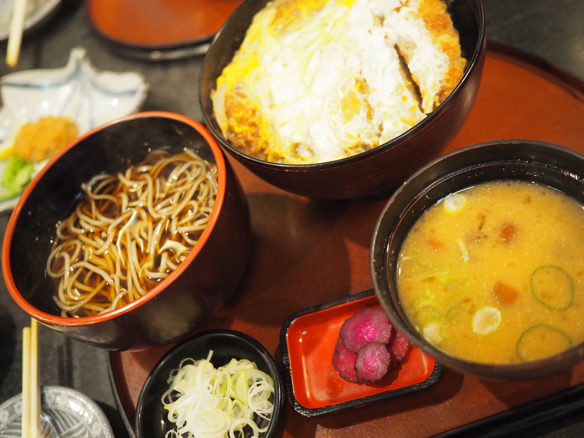 2人とも冬の滝にビビったので
山を登りました。
思ったより登頂まであっという間で
また滝への憧れが増しました。

富士山見れて
ぜーんぶ美味しくて

最高だった！！

私たちの挑戦は続く！！