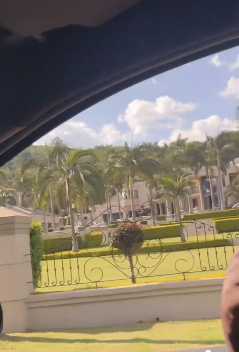 One day I will stay in brook 
I consider this the best yard space in brook
Ma palms arikupopota apo 🌴🌴🏡🌴🌴🌴😮‍💨😮‍💨