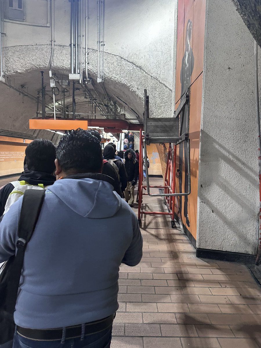 Estimado <a href="/AdrianRubalcava/">Adrián Rubalcava</a> esa escalera ahí va a provocar un incidente algún día y cuando eso suceda quiero poder decir que lo advertí. 
Ubicación: Metro Polanco dirección Barranca Del Muerto