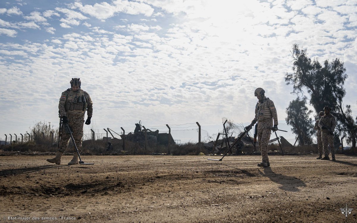 FFEAU_ALINDIEN's tweet photo. 📍Irak - TF LAMASSU | Fin de formation d’un bataillon irakien [English Below]

La TF LAMASSU, sous les ordres du 5e régiment de cuirassiers des #FFEAU, a achevé un cycle de formation au profit d'un bataillon d’infanterie de l’armée de terre irakienne.

➡️ Développement de savoir-faire comme l'intervention sur engins explosifs, le combat en zone urbaine et la mise en œuvre des armements.
➡️ Renforcement du partenariat opérationnel 🇫🇷🇮🇶 pour contribuer à la stabilité régionale 

@EtatMajorFR 
@FranceBagdad
@armeedeTerre

📍Iraq – TF LAMASSU | Completion of training for an Iraqi battalion

Task Force LAMASSU, under the command of the 5th Cuirassier Regiment of the #FFEAU, has completed a training cycle for an Iraqi Army infantry battalion.

➡️ Development of key capabilities, including counter-IED operations, urban combat, and weapons employment.
➡️ Strengthening the 🇫🇷🇮🇶 operational partnership to contribute to regional stability.