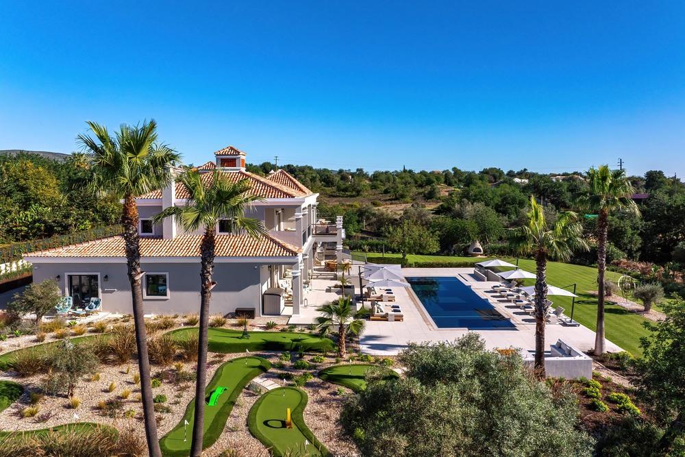 🌴✨ Looking for a family getaway? Casa Carob in the Algarve is perfect! 🏊‍♂️ Enjoy a private pool, mini golf, giant chess, and more! Just 15 mins from the beach! 🌊⛳️ 
Book in Jan/Feb for complimentary credits! 👉 bit.ly/4iTuQaw 
#Algarve #FamilyHoliday #LuxuryVilla