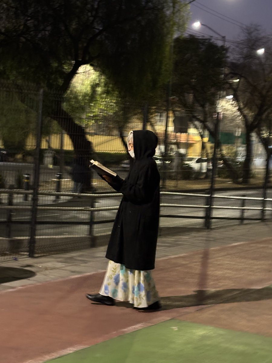 El hábito a La Lectura no avanza. El nivel intelectual se degrada por el consumo voraz de las redes tecnológicas. Viva señora!👏🏾👏🏾👏🏾