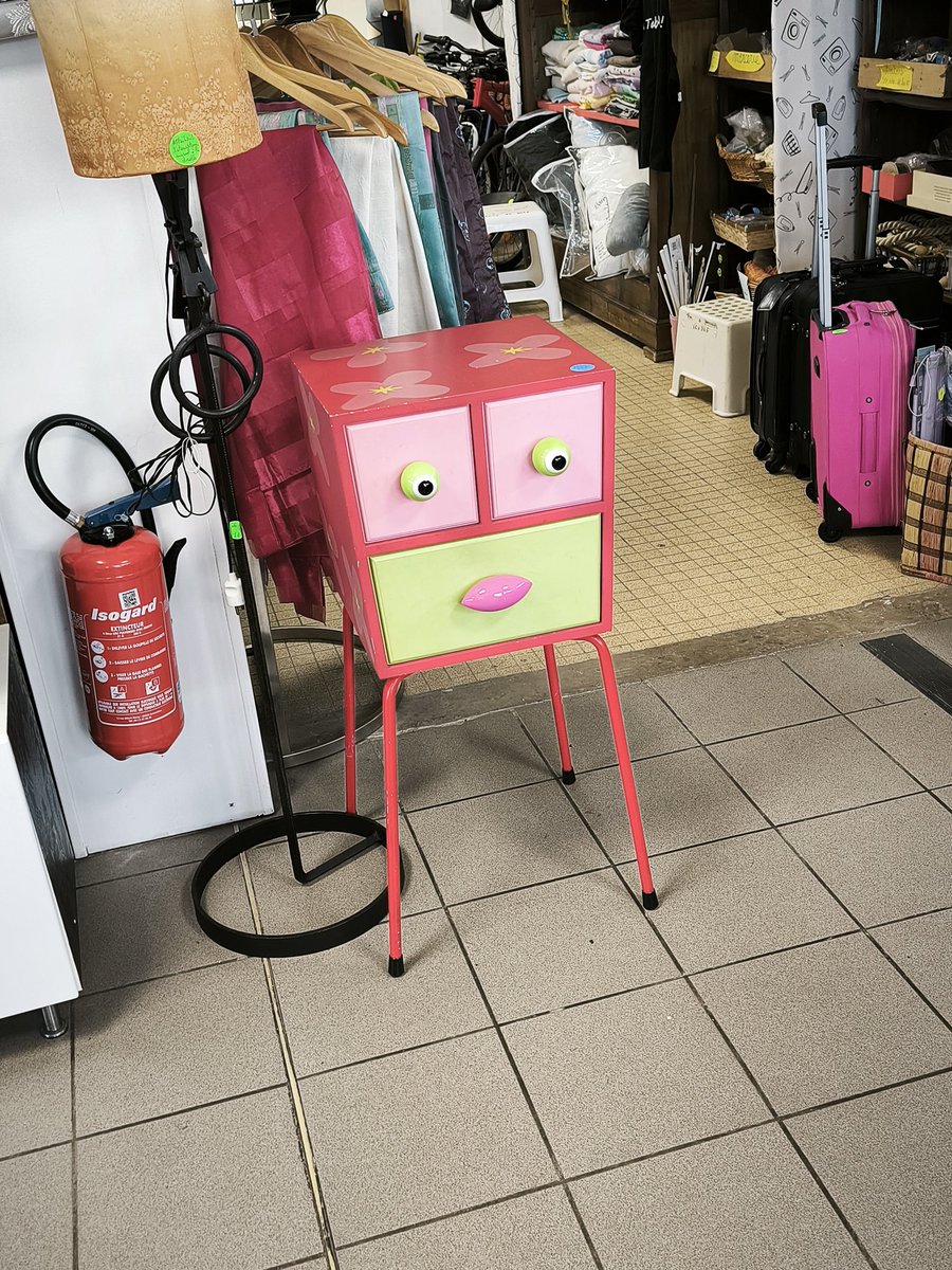 mathizuu's tweet image. Emmaüs avec tout le respect jsp c'est quoi ce meuble goofy de fou jsuis mooort