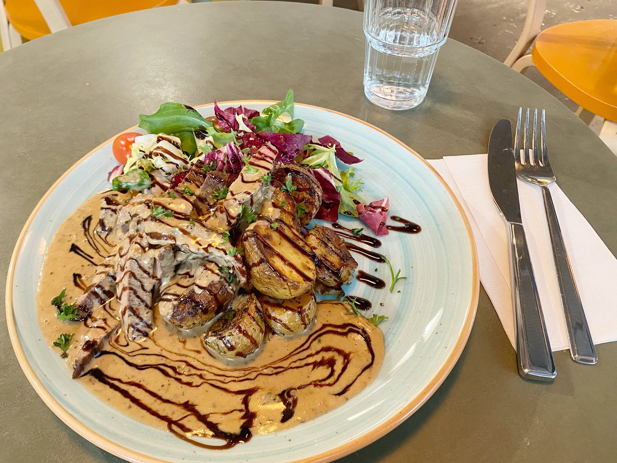 mame_swe's tweet image. 日本には投票行った後、外食する文化があると聞いたので…。
最近、英気を養うにはやっぱり牛肉だ！と気づいたので、ICA Roslagstullでフランクステーキ🥩
値上がりしたけどそれでも109krのランチはストックホルムではリーズナブル。