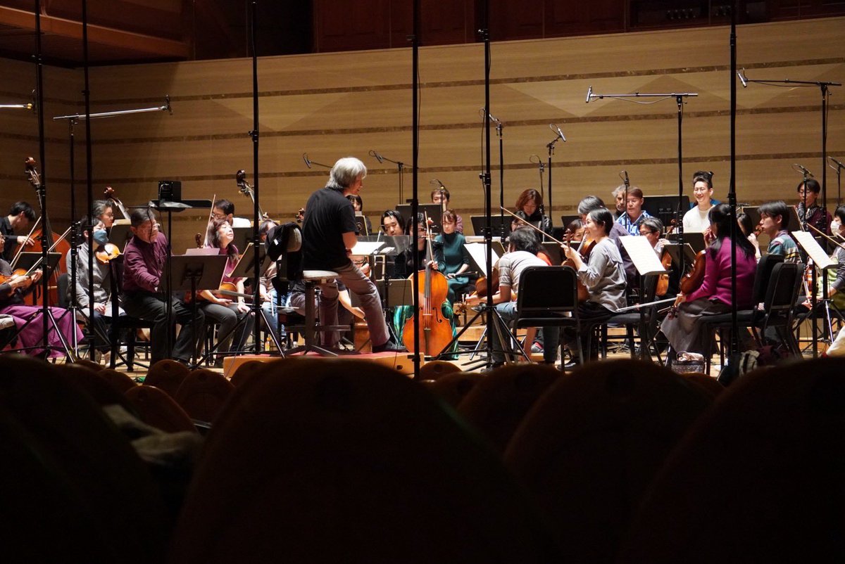 eugenesuzuki's tweet image. 素晴らしいBCJのオーケストラとお贈りする #ベートーヴェンへの道
19世紀の幕開けを飾ったベートーヴェンの交響曲第1番と第2番。鮮烈かつ強烈なこの響きは土曜日に聴かないともう二度と聴けません！是非サントリーホールへいらしてください！

→ teket.jp/4425/59662

#絶賛レコーディング中