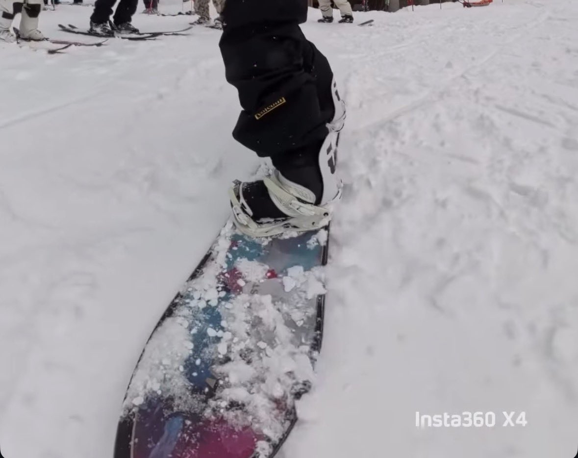 苗場で知人の板が盗難に遭ったとのこと
MOSS snowstickにUnion Ultraのバインだそう
もし見つけた方いらっしゃったら、私か本人のインスタ↓まで
instagram.com/s.taku42

スタッフ用の社食のところで盗まれたの、治安悪すぎる