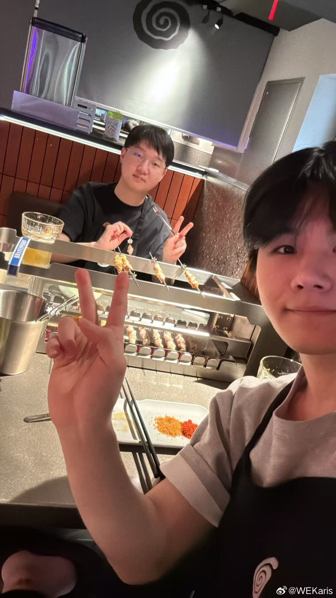 lolvaleiker's tweet photo. some happy posting : WE korean duo Karis and About went to dinner together 

source : https://t.co/UaHA0QtnNa https://t.co/KVynY6zBDo