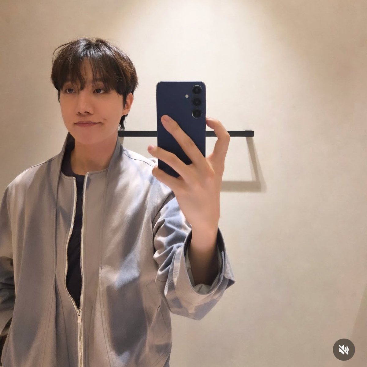 btschartsdailyc's tweet image. #JHOPE via Instagram Post 💜

instagram.com/p/DUGGNoJCfbz/…