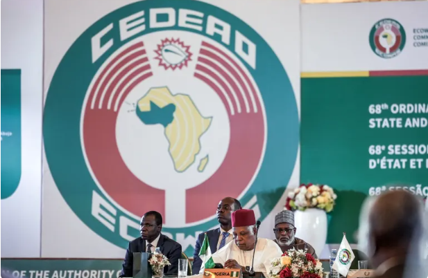 إيكواس ترفع العقوبات عن غينيا بعد انتخاب دومبويا رئيسا للجمهورية 