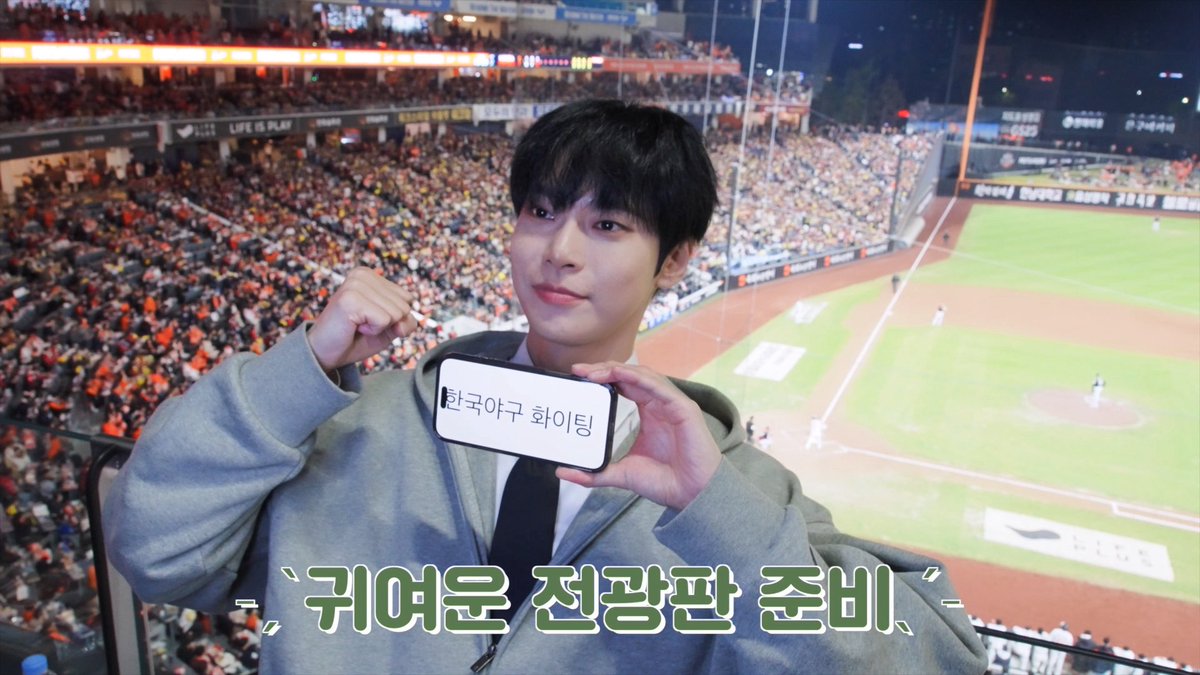 애국가를 부르러 가는데요｡⋆˚♡🎤⚾️ | DOYOUNG KBO 애국가 제창 Behind

youtu.be/znJ9hT2P_cE

#DOYOUNG
#NCT #NCT127
#Behind