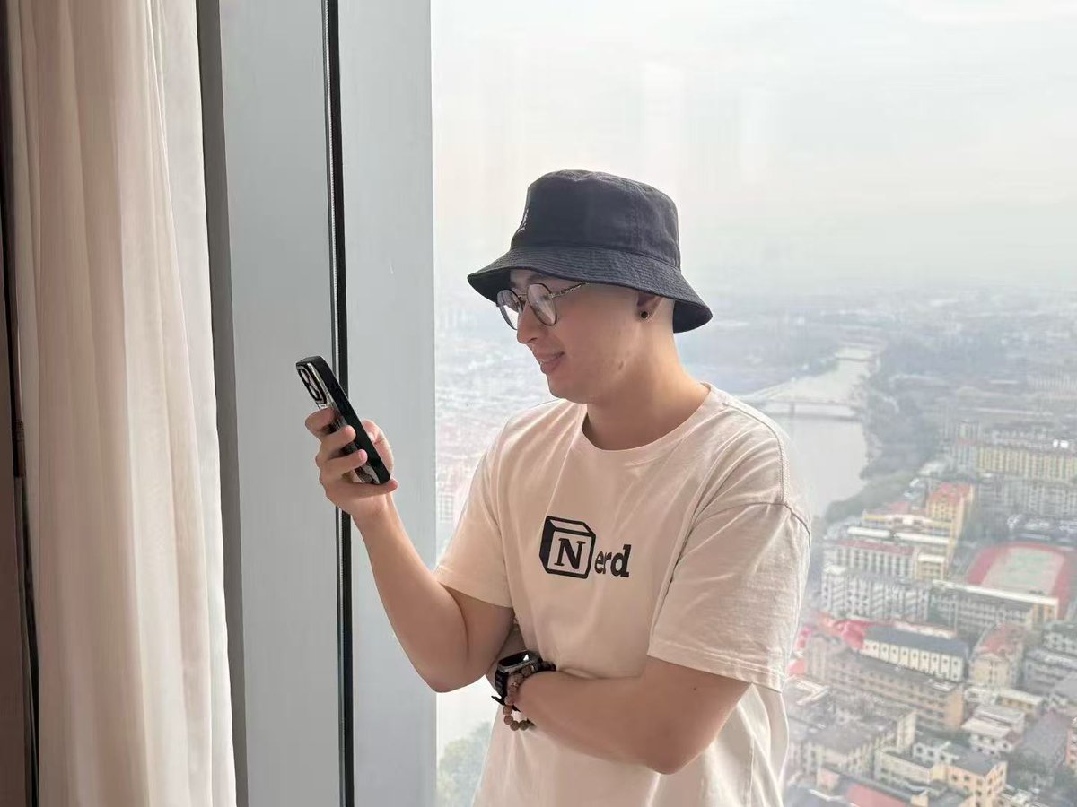 Notion_Ray's tweet image. 今天上午的咨询，聊了一位北大毕业的朋友。毕业 10 多年，从工作到创业，搞了不少赚钱的项目。第一波的公众号、后来的短视频都有接触，也赚到了一些钱，但没一个长期坚持下来...

现在也 35+ 了，就面临一个很尴尬的问题：想要做自媒体，但是好像没有特别专业的沉淀。

这其实是很多人 35