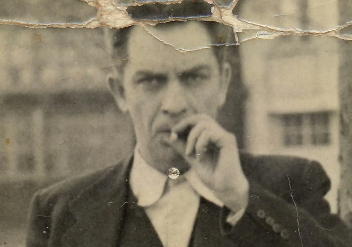 «De mi pequeña experiencia personal, puedo decir que
un hombre como yo, por insignificante que fuese, había
contraído méritos bastantes para haber sido fusilado por los unos y por los otros».
Manuel Chaves Nogales. 

Buenas tardes a todos.