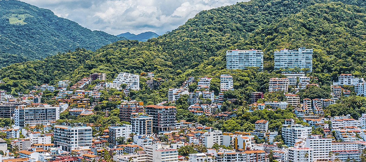 Fresh air, stunning views, and trails that call your name. Puerto Vallarta’s hiking paths are perfect for nature lovers craving a barefoot luxury escape 🌿🌞
.
.
🔗 pinnacleresortspv.com/blog/walk-expl…
.
#puertovallarta #luxurytravels #pinnacleresorts