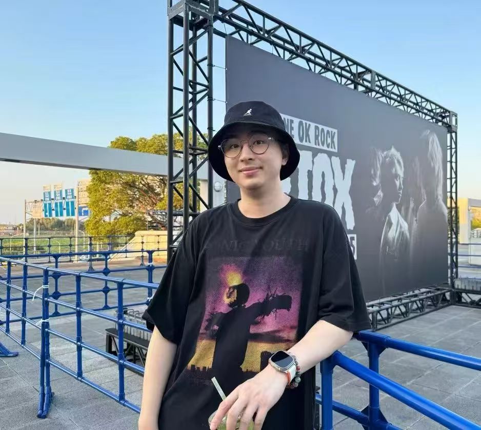 Notion_Ray's tweet image. 昨天下午和晚上，接着做了 2 场咨询。这 2 位朋友，可以说是从打工人转型自媒体的“典型案例”，值得所有人学习。

打工人转型做自媒体，第一要解决的问题就是：我到底该做什么方向？？？

有的人喜欢追风口、追热钱，每个项目都做不了几年，最后发现没有任何沉淀——这其实并不是正确的自媒体商业观。