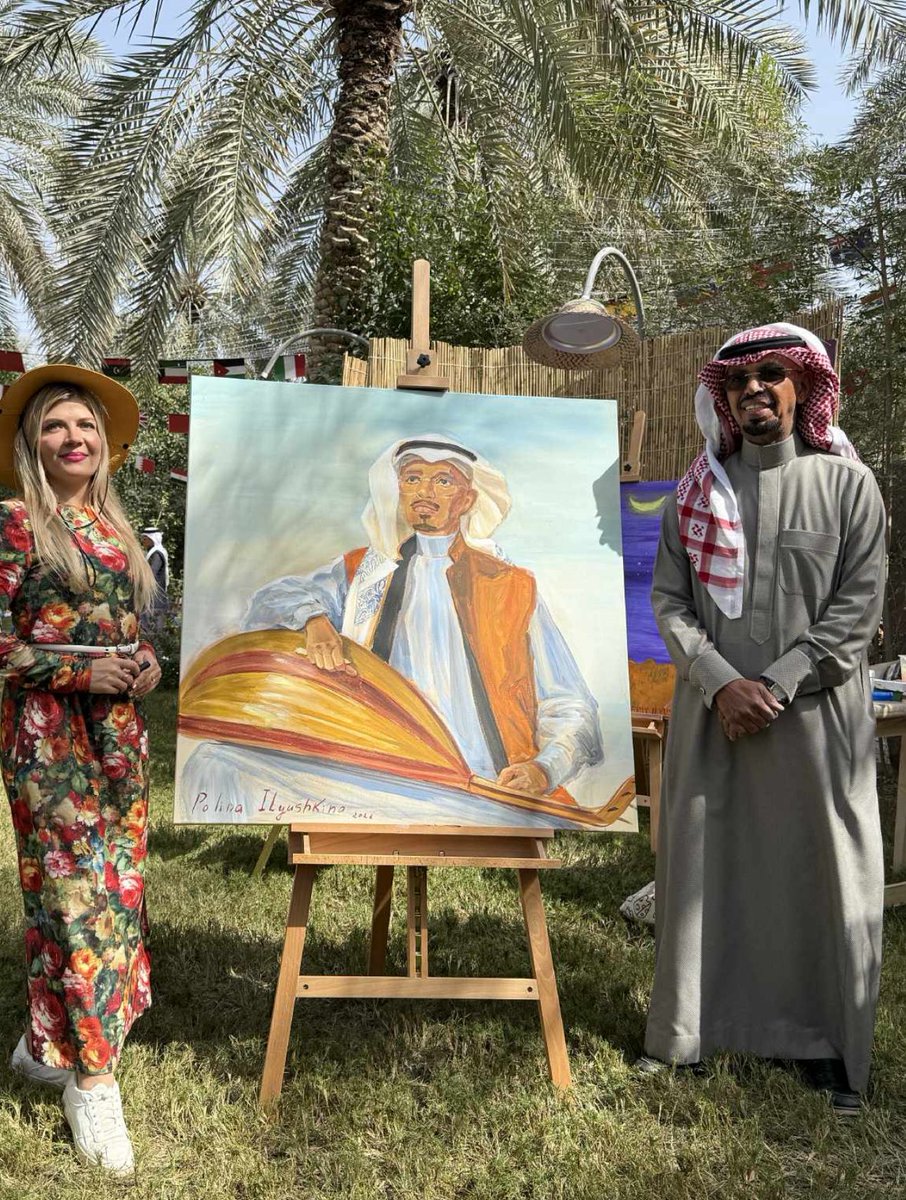 السيدة  بولينا   من  روسيا  🇷🇺 بحضوري   في  دار  نورة  الموسى بمحافظة الاحساء 
وتواجد السيدة  بولينا تفاجأت  برسمي  في  لوحه   من دون علمي وعند  زيارتي  للملتقى  مفن الدولي  الثالث وجود  لوحه  بصورتي    لقد  ادهشني  ذالك    وعجبني  في  اختيارها    لصورتي  ورسمها   في  لوحه   فنيه