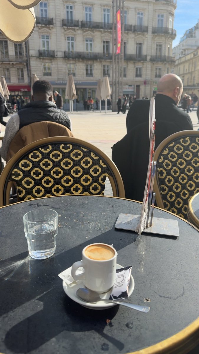 14h un jeudi café au soleil la vie vaut le coup d’être vécue