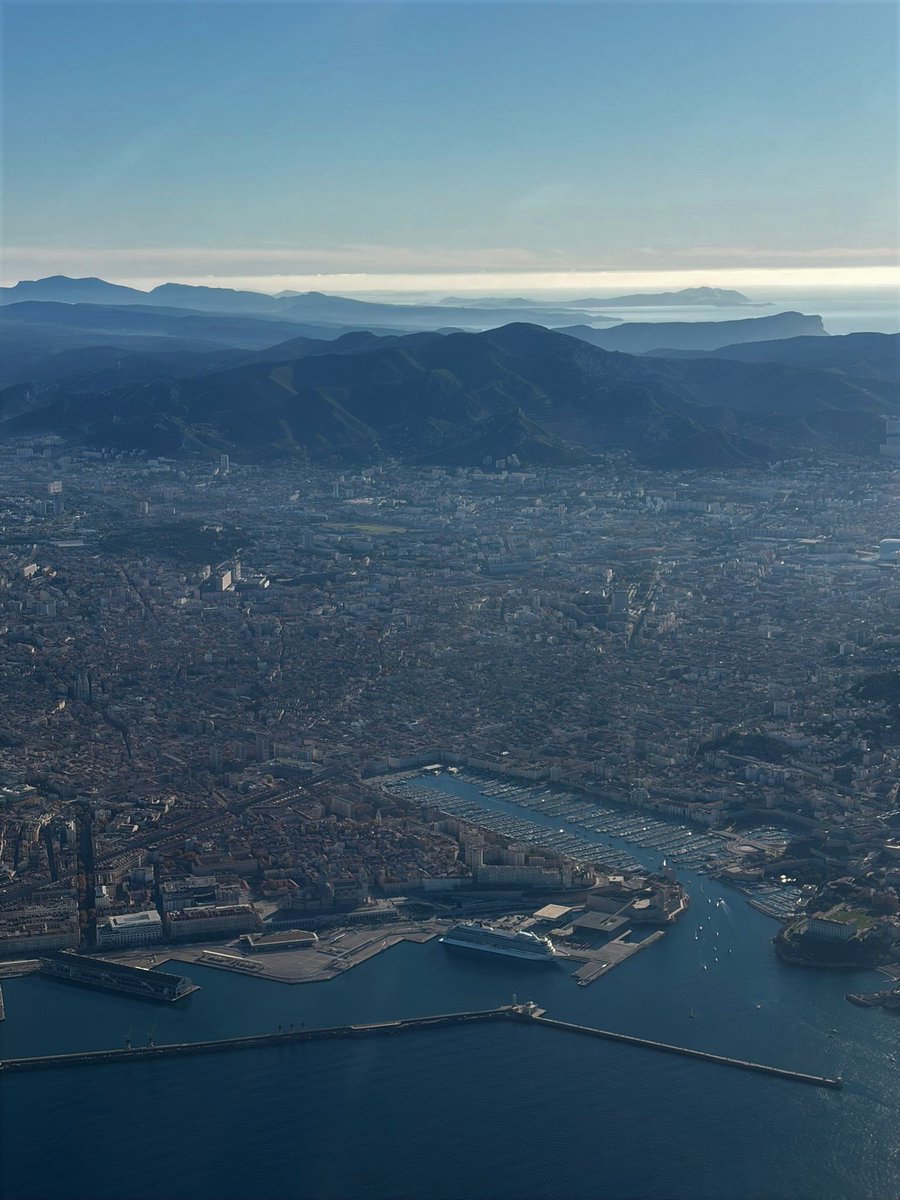 Image de Préfet de la région Provence-Alpes-Côte d'Azur - #JeudiPhoto | Marseille vue du ciel☀️

📍Deux points de vue, un même souffle marseillais.

🌊Entre l
