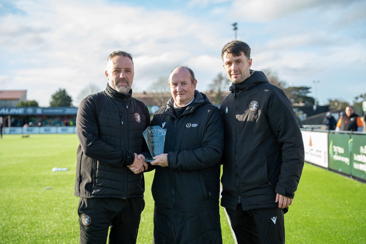 🥇 Before Saturday’s win over Wingate &amp; Finchley, Jay Saunders was presented with the Isthmian Premier Division Manager of the Month for December - his third of the season. 

📸 <a href="/sharnvisuals/">SharnVisuals</a> 

#fifc | 🟠⚫️
