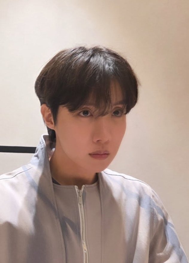 jjksyoongs's tweet image. He knew he was serving.