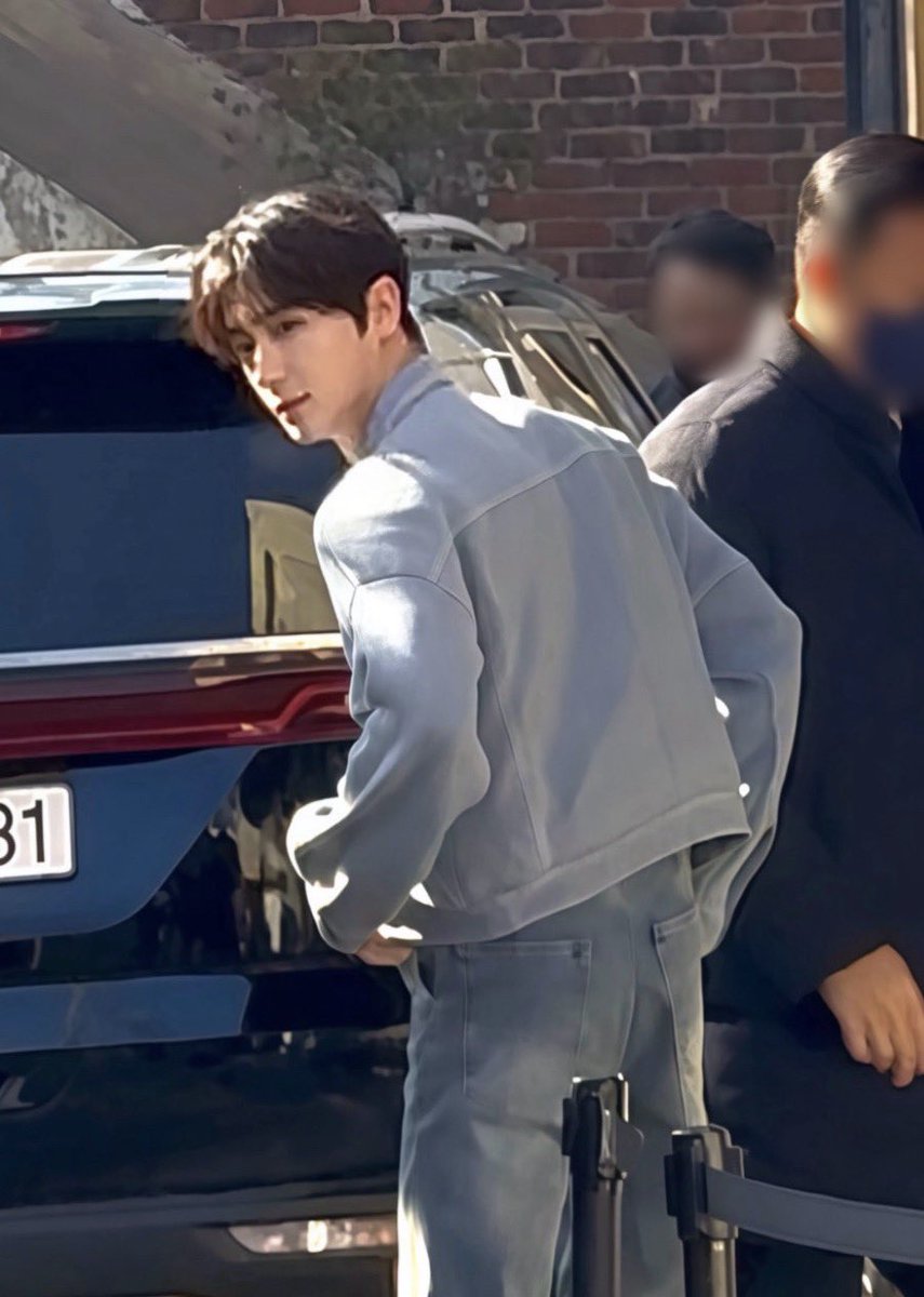 260129 BARRIE #더보이즈 #현재 
이재현 다리 길이 = 내 키